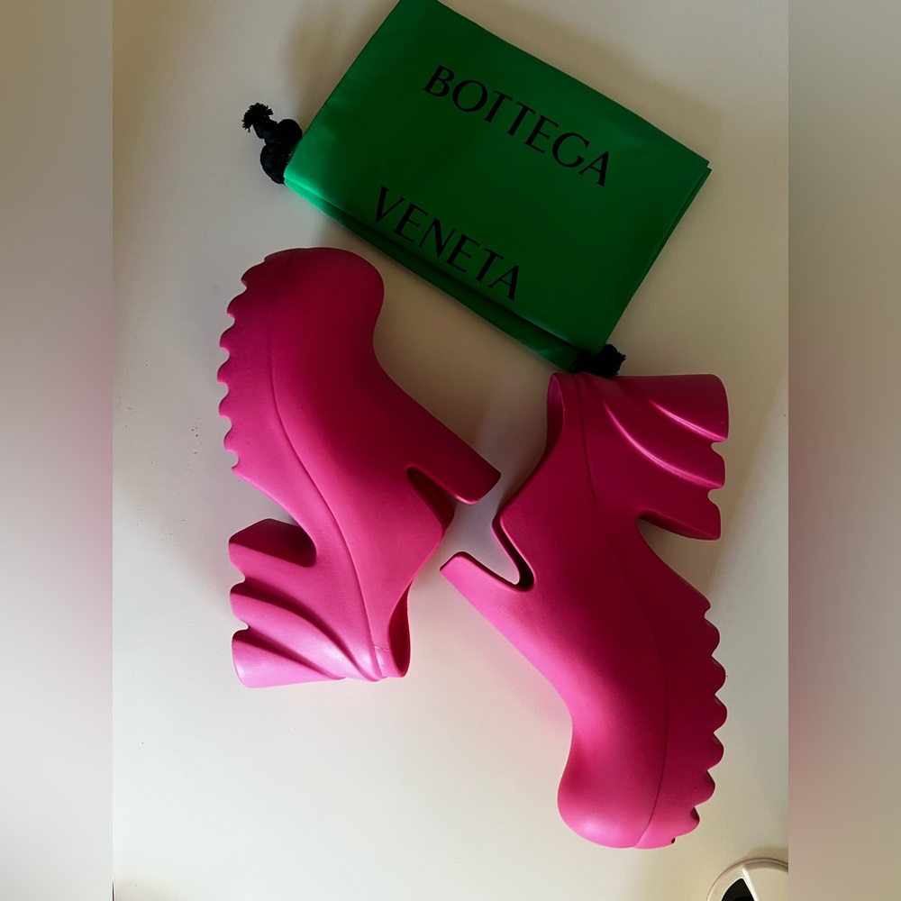 Bottega Veneta Pink Flash Clogs • Size 36